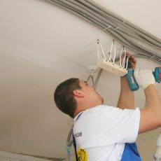 Il cablaggio del soffitto teso è una fase importante del lavoro di installazione