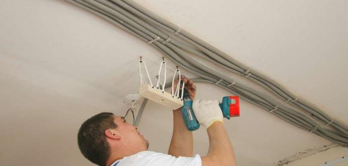 Elektroinštalácia pod zaveseným stropom je dôležitou etapou inštalačných prác