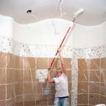 Ktorý strop urobiť v kúpeľni - tipy od dizajnérov Ktorý strop vo vani je lepší